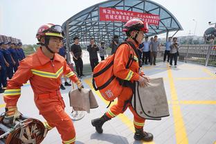 理查兹：交易截止日后我们的防守很稳定 今日进攻端执行力不错