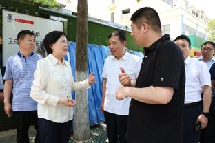 难掩失落！鲁媒：王大雷赛后谢场面对球迷双眼通红