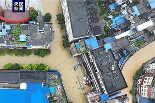 ?气！乌布雷坐在地上对裁判竖中指？起身一通“碧池”输出