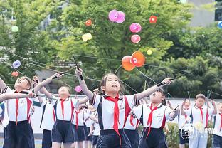 轻松控场！哈登半场仅出手4次得到8分 写意送出8次助攻